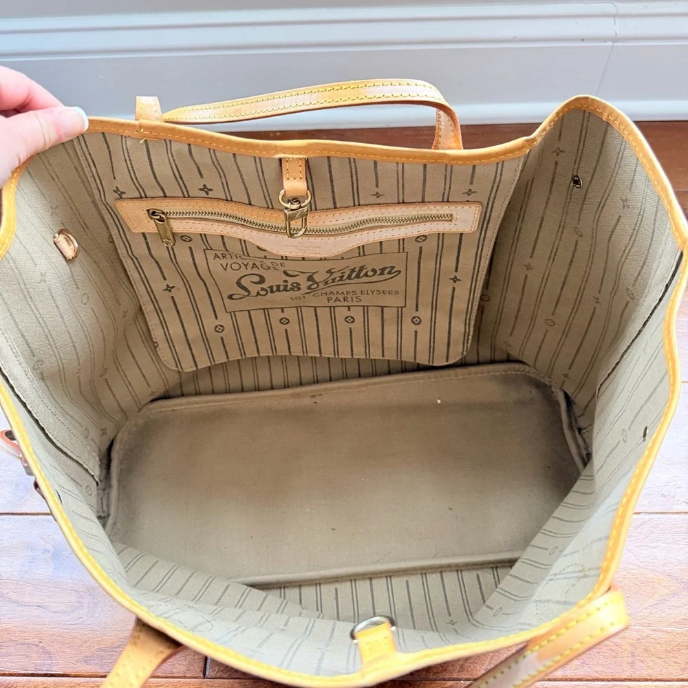 Women’s Tote - Picture 5 of 9